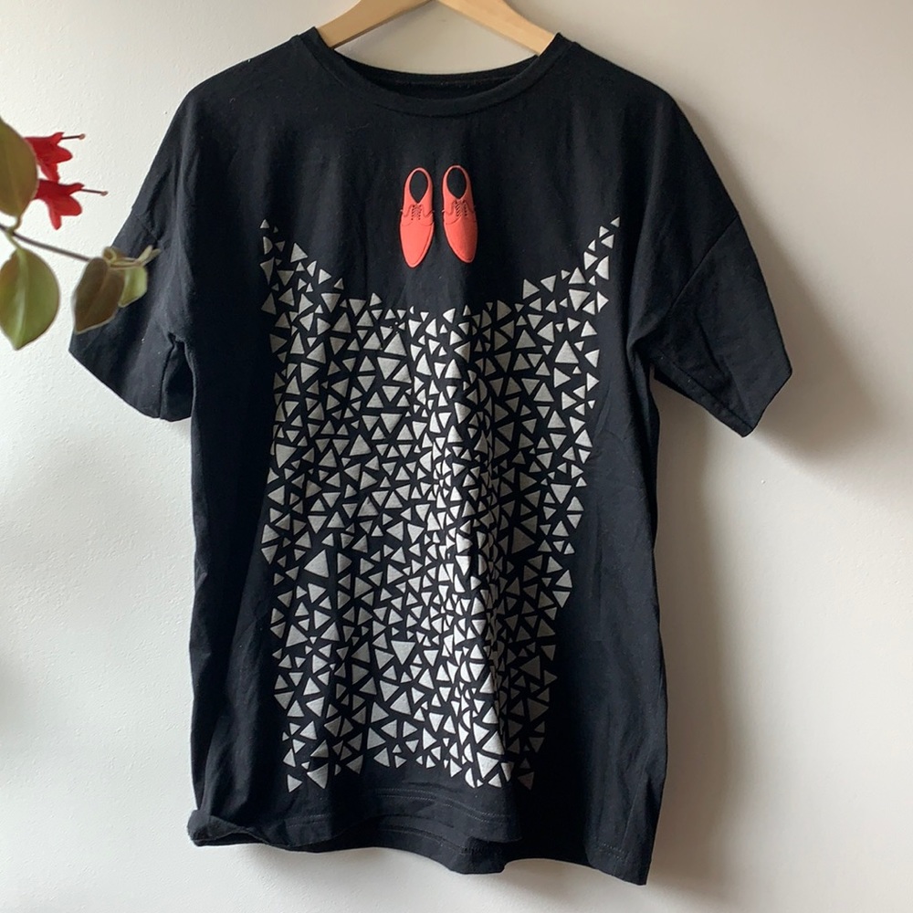 Heng Heng. Shoes and triangles Tee. Medium.